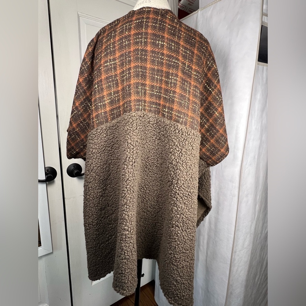 NWT Fadivo Textured Poncho Sherpa Feel Brown Plaid Poncho With Front Pockets O/S - Picture 4 of 5